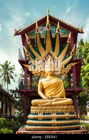 Statue des Meditierens Buddha im traditionellen Stil der Theravada. Asiatische Stadt Sakralarchitektur in öffentlichen Ort. Vientiane, Laos Stockfoto