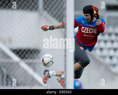 Prag, Tschechische Republik. 6. Oktober 2014. Petr Cech, Torwart der Tschechischen Fußball-Nationalmannschaft, während des Trainings vor den beiden Qualifikationsspiele für die Europameisterschaft mit der Türkei und Kasachstan in Prag, Tschechische Republik, 6. Oktober 2014 abgebildet. Bildnachweis: CTK/Alamy Live-Nachrichten Stockfoto