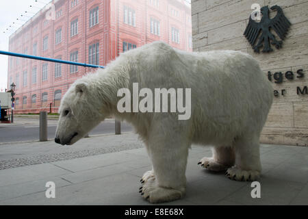 Berlin, Deutschland, Eisbaerstatue im Auswärtigen Amt Stockfoto