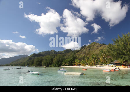 kleine Boote vor Anker in einer tropischen Lagune in der Nähe von einem weißen Sandstrand Stockfoto