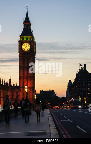 Big Ben in der Abenddämmerung von der Westminster Bridge, London England Großbritannien Stockfoto