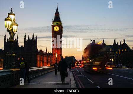 Big Ben in der Abenddämmerung von der Westminster Bridge, London England Großbritannien Stockfoto