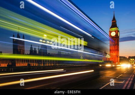 Lichtspuren links mit dem Doppeldeckerbus vorbei an Big Ben in London England Vereinigtes Königreich Großbritannien Stockfoto