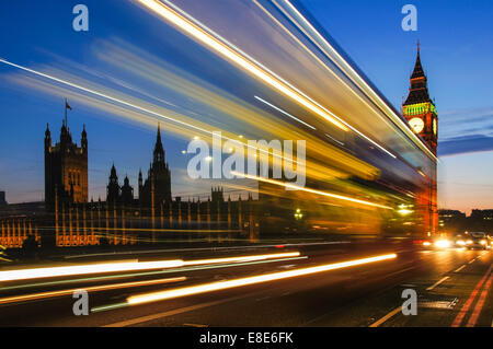 Leichte Wege links von Doppeldeckerbus vorbei an Big Ben auf Westminster Brücke, London England Großbritannien Stockfoto