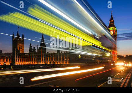 Leichte Wege mit Doppeldeckerbus, vorbei an Big Ben und den Houses of Parliament auf der Westminster Bridge, London England Großbritannien Stockfoto