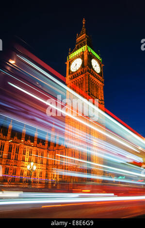 Lichtspuren links mit dem Doppeldeckerbus vorbei an Big Ben in London England Vereinigtes Königreich Großbritannien Stockfoto