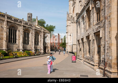 Touristen besuchen Menschen außerhalb der Minster- und St Michael le Belfrey Kirche im Sommer York North Yorkshire England Großbritannien Stockfoto