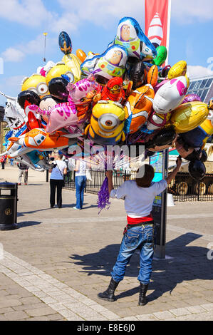 Ein Ballonhersteller verkauft Heliumballons in Woolwich, London England Vereinigtes Königreich Großbritannien Stockfoto