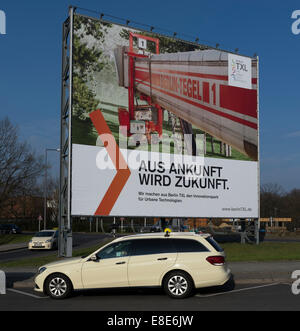 Berlin, Deutschland, Plakat am Rande des Flughafens Tegel Stockfoto