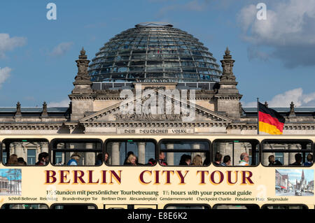 Berlin, Deutschland, Stadtrundfahrtbus Front des Reichstags Stockfoto