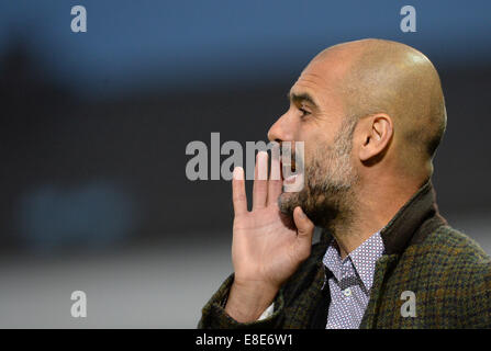 Unterhaching, Deutschland. 6. Oktober 2014.  Bayern Trainer Pep Guardiola spricht mit seinen Spielern während der Paulaner Cup 2014 Finale zwischen FC Bayern München und das Fan-Team "Paulaner Traumelf" bei Alpenbauer Sportpark in Unterhaching (Bayern), Deutschland, 6. Oktober 2014. Bildnachweis: Dpa picture Alliance/Alamy Live News Stockfoto