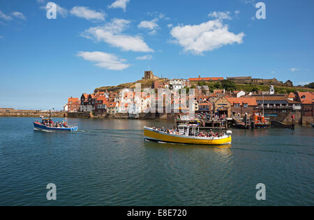 Menschen Touristen Besucher auf Vergnügungsboot und Fischerboot in Der Hafen im Sommer Whitby North Yorkshire England UK United Großbritannien GB Großbritannien Stockfoto