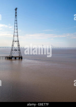 Riesige Strommast durch die alten Severn Hängebrücke unter Kabel fast eine Meile über den Severn an der walisischen Küste Stockfoto