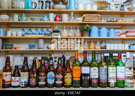 Eine Reihe von Bier & Weinflaschen in einem Cottage-Küche. Stockfoto