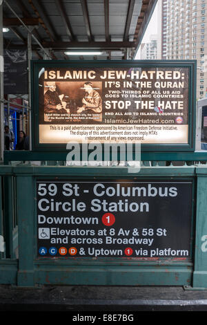 Werbung auf den Eingang zum u-Bahnhof Columbus Circle in New York ermahnt Islam als Juden hassen Stockfoto