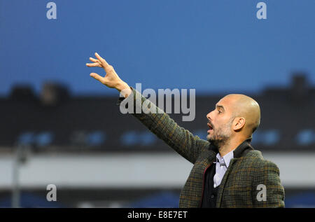 Unterhaching, Deutschland. 6. Oktober 2014. Bayern Trainer Pep Guardiola erteilt Aufträge während der Paulaner Cup 2014 Finale zwischen FC Bayern München und das Fan-Team "Paulaner Traumelf" bei Alpenbauer Sportpark in Unterhaching (Bayern), Deutschland, 6. Oktober 2014. Bildnachweis: Dpa picture Alliance/Alamy Live News Stockfoto