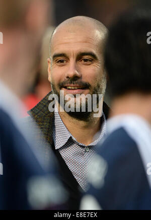 Unterhaching, Deutschland. 6. Oktober 2014. Bayern Trainer Pep Guardiola Lächeln zur Halbzeit beim Paulaner Cup 2014 Finale zwischen FC Bayern München und der Lüfter team "Paulaner Traumelf" bei Alpenbauer Sportpark in Unterhaching (Bayern), Deutschland, 6. Oktober 2014. Bildnachweis: Dpa picture Alliance/Alamy Live News Stockfoto