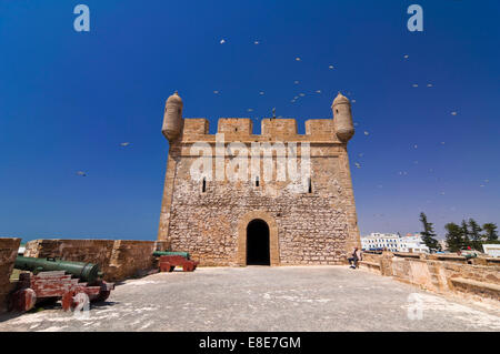 Horizontale Ansicht der Festung in Essaouira an einem sonnigen Tag. Stockfoto