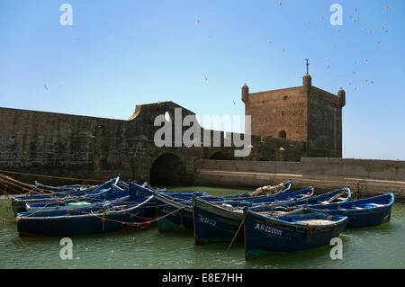 Horizontale Ansicht der Festung in Essaouira mit traditionellen Fischerbooten an einem sonnigen Tag. Stockfoto