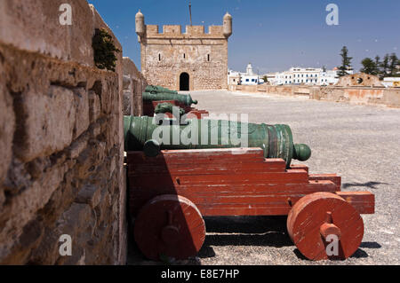 Horizontale Ansicht der berühmten niederländischen Kanonen auf den Wällen der Hafen in Essaouira Stockfoto