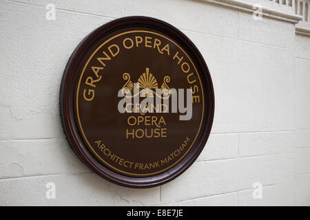 Melden Sie sich außerhalb der Grand Opera House im Stadtzentrum von Belfast Stockfoto