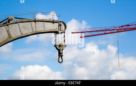 Die Fairbairn Dampf Kran auf Bristols schwimmenden Hafen mit modernen Turmdrehkrane in der Ferne Stockfoto