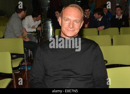 Ehemaliger südafrikanischer Rugby-union-"Springboks" Spieler Francois Pienaar startet One Young World Summit, die dieses Jahr mit einem riesigen Porträt Wandbild auf der Seite des Trinity College von Streetart-Künstler Joe Caslin, Trinity College in Dublin stattfindet...  Mitwirkende: Francois Pienaar Where: Dublin, Irland bei: 3. April 2014 Stockfoto