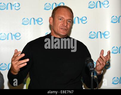 Ehemaliger südafrikanischer Rugby-union-"Springboks" Spieler Francois Pienaar startet One Young World Summit, die dieses Jahr mit einem riesigen Porträt Wandbild auf der Seite des Trinity College von Streetart-Künstler Joe Caslin, Trinity College in Dublin stattfindet...  Mitwirkende: Francois Pienaar Where: Dublin, Irland bei: 3. April 2014 Stockfoto