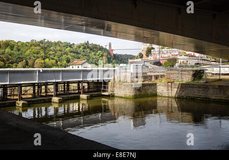 Blick von der Ferne Clifton Suspension Bridge unter die Drehbrücke über Cumberland Bassin auf dem schwimmenden Hafen Bristol Stockfoto