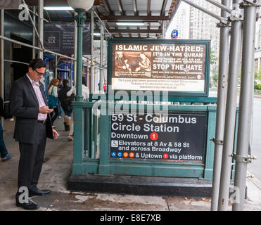 Werbung auf den Eingang zum u-Bahnhof Columbus Circle in New York ermahnt Islam als Juden hassen Stockfoto