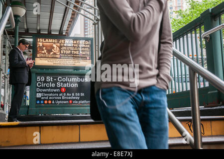 Werbung auf den Eingang zum u-Bahnhof Columbus Circle in New York ermahnt Islam als Juden hassen Stockfoto