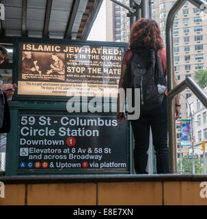 Werbung auf den Eingang zum u-Bahnhof Columbus Circle in New York ermahnt Islam als Juden hassen Stockfoto