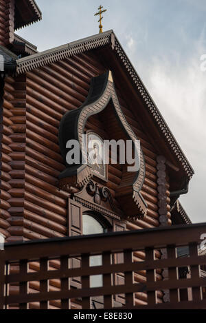 erstaunliche hölzerne orthodoxe Kirche in der Stadt Stockfoto