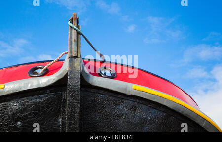 Rot schwarz und gelb lackierten Bug von einem Lastkahn in eine Werft in Bristol Stockfoto