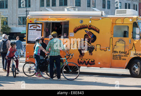 Brooklynites und Besucher teilhaben an verschiedenen Gerichten am Imbisswagen geparkt in der Grand Army Plaza in Brooklyn in New York Stockfoto