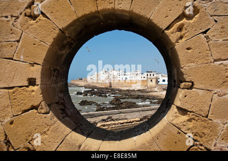 Vertikale Ansicht durch ein Bullauge auf der Skala in Essaouira Stockfoto