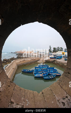 Vertikale Ansicht durch ein Bullauge auf der Skala in Essaouira Stockfoto