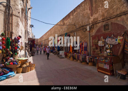 Horizontalen Blick entlang der Rue De La Skala in Essaouira. Stockfoto