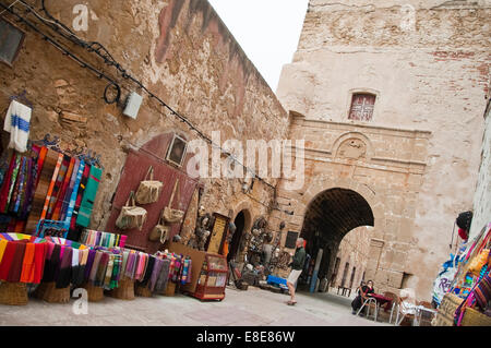 Horizontalen Blick entlang der Rue De La Skala in Essaouira. Stockfoto