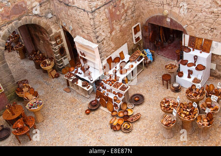 Horizontale Luftaufnahme von Geschäften mit hölzernen Souvenirs in Essaouira Stockfoto