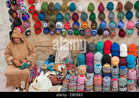 Horizontale Porträt eines alten marokkanischen Mannes stricken Mützen in seinem Stall in Essaouira Stockfoto