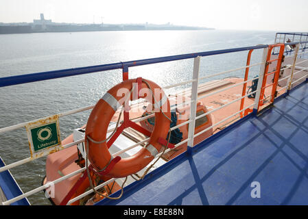 Rettungsgeräte auf dem Deck der Fähre Stena Line irischen See auf den Fluss Mersey Stockfoto