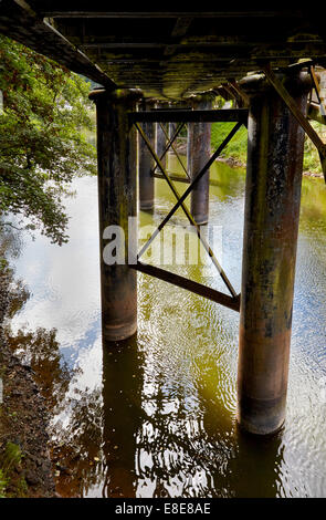 Fluss Wye fließt unter einer stillgelegten Eisenbrücke am Redbrook in der Nähe von Monmouth in South Wales UK Stockfoto