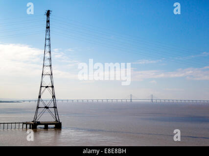 Riesige Strommast durch die alten Severn Hängebrücke unter Kabel fast eine Meile über den Severn an der walisischen Küste Stockfoto