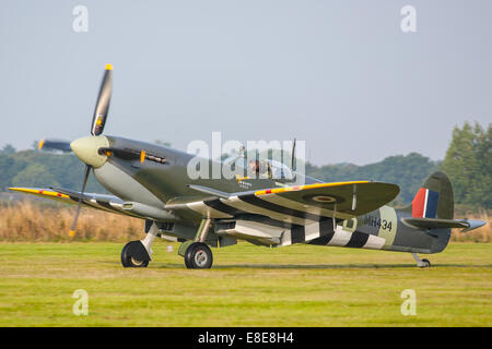 Supermarine Spitfire Mk IXB MH434 bei Goodwood Revival 2014, West Sussex, UK Stockfoto