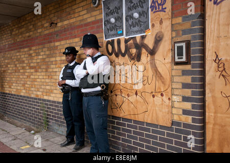 Polizist und Polizistin zusammen Patrouille Bereich London Notting Hill Stockfoto