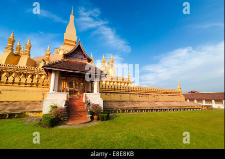 Religiöse Architektur und Sehenswürdigkeiten. Goldenen buddhistischen Pagode von Phra, dass Luang Tempel unter blauem Himmel. Vientiane, Laos reisen, la Stockfoto