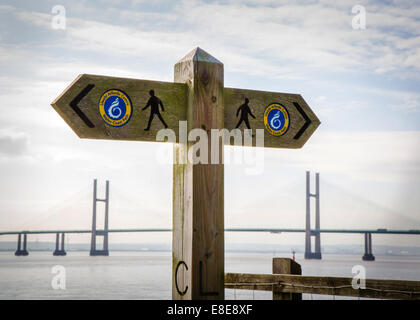 Spiegelbild Zeichen Posten auf dem Wales Coast Path Ferngespräche national Trail in der Nähe der neuen Severn Crossing Wales UK Stockfoto