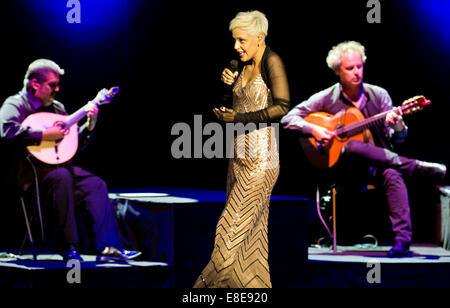 Prag, Tschechische Republik. 6. Oktober 2014. Portugiesische Fado-Sängerin Mariza führt während das klassische Musikfestival Saiten des Herbstes in Prag, Tschechische Republik, 6. Oktober 2014. Bildnachweis: Vit Simanek/CTK Foto/Alamy Live-Nachrichten Stockfoto