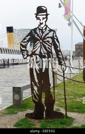 Metall-Statue von Charlie Chaplin neben der SS Nomadic in der Titanic Quarter von Belfast Nordirland Stockfoto
